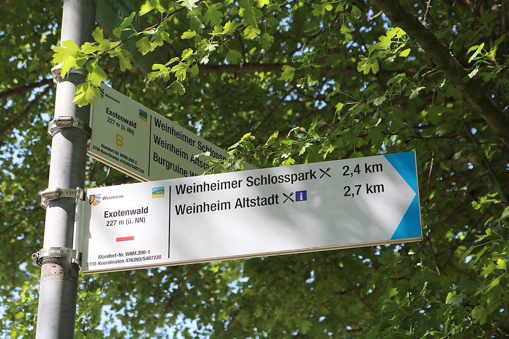 Tourismus Service Bergstrasse Burgensteig Zielwegweisung © Roland Kern